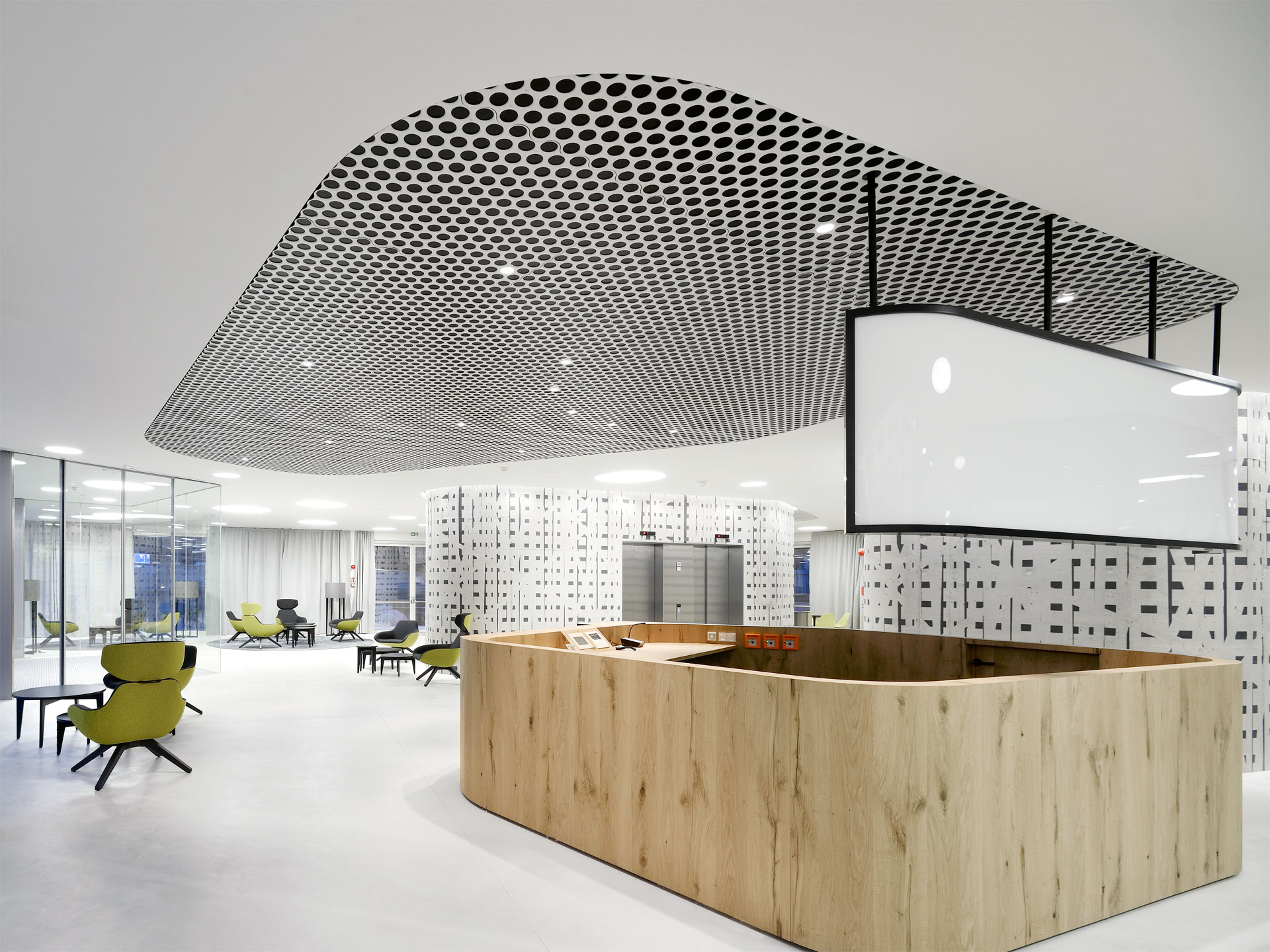 LOOP® + PUNTEO®-J | Abgehängte Metalldecke mit Deckenleuchte | durlum GmbH