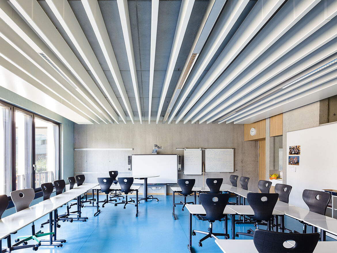 Stierstadt Integrated Comprehensive School, Oberursel [DE] | POLYLAM vertical baffle ceiling with POLYLAM dur-SONIC low-frequency absorber | Photo: Stefan Marquardt