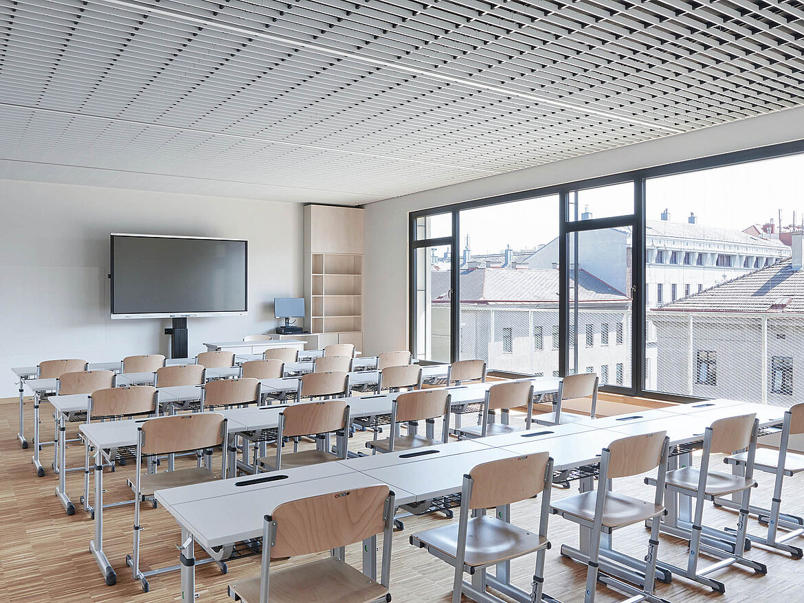 Innerfavoriten Education Campus, Vienna [AT] | STARLAM open-cell ceiling with integrated OMEGA 40 light line | Photo: Andreas Buchberger