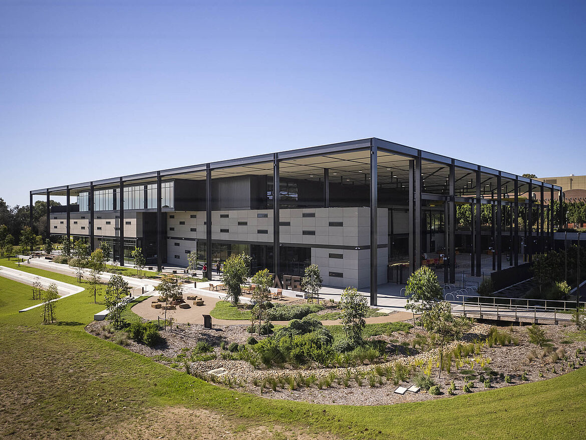 Kingswood TAFE, Sydney [AU] | Special version of the S7 EXTERIOR ceiling | Photo: Aran Anderson