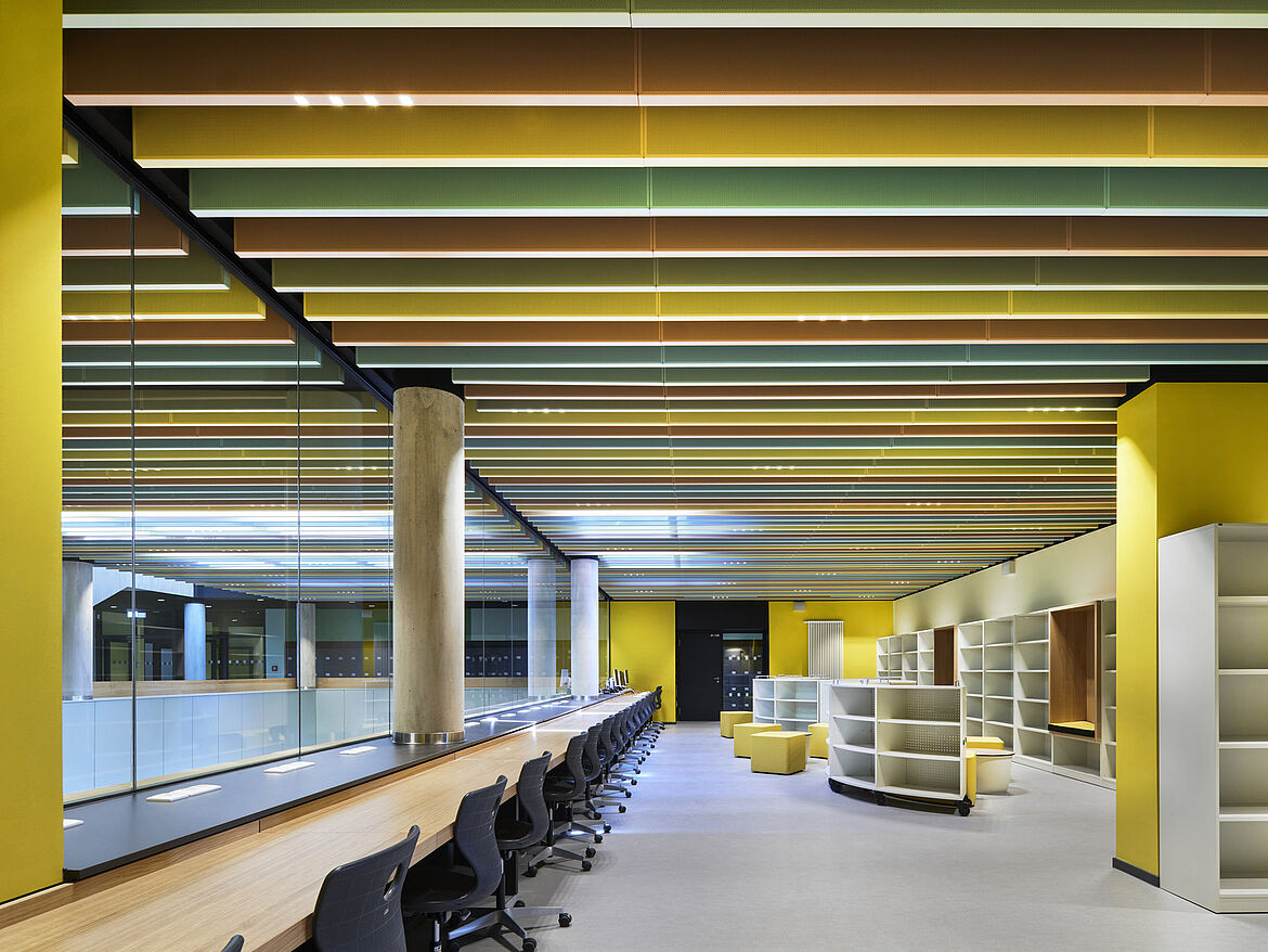 Marie-Curie School, Leipzig [DE] | POLYLAM-S vertical baffle system combined with PUNTEO-S25 downlights | Photo: Robert Gommlich