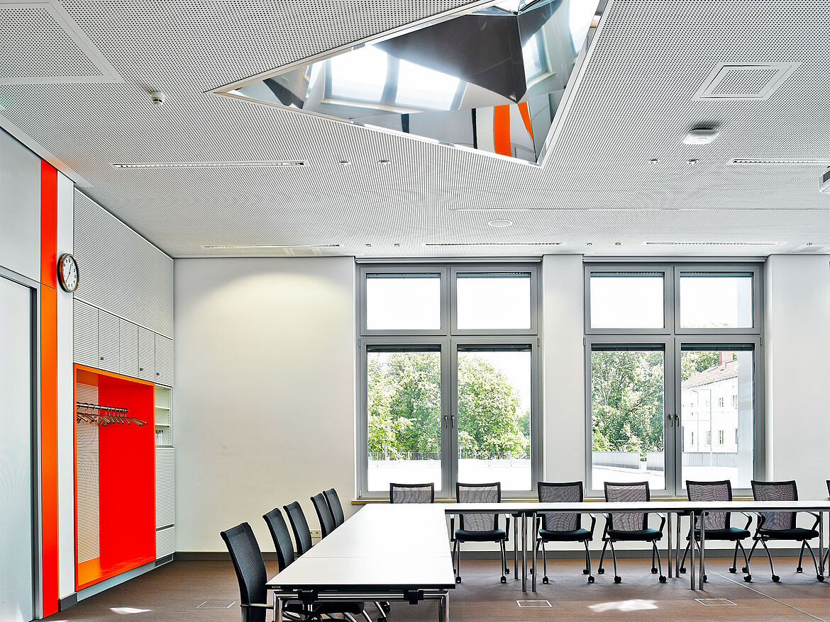 Augsburg Occupational Safety and Health Association Training Centre [DE] | Daylight control system with integrated PUNTEO-J60 downlights | Photo: Julia Schambeck