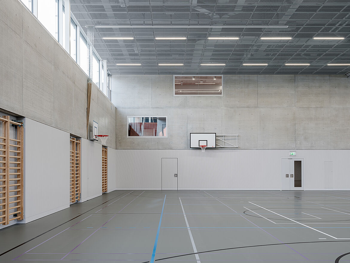 Grüze 5 Secondary School, Dübendorf [CH] | S7 RHOMBOS TAIFUN expanded metal ceiling with integrated TANGENTA-Y100 luminaire | Photo: Beat Bühler Photography