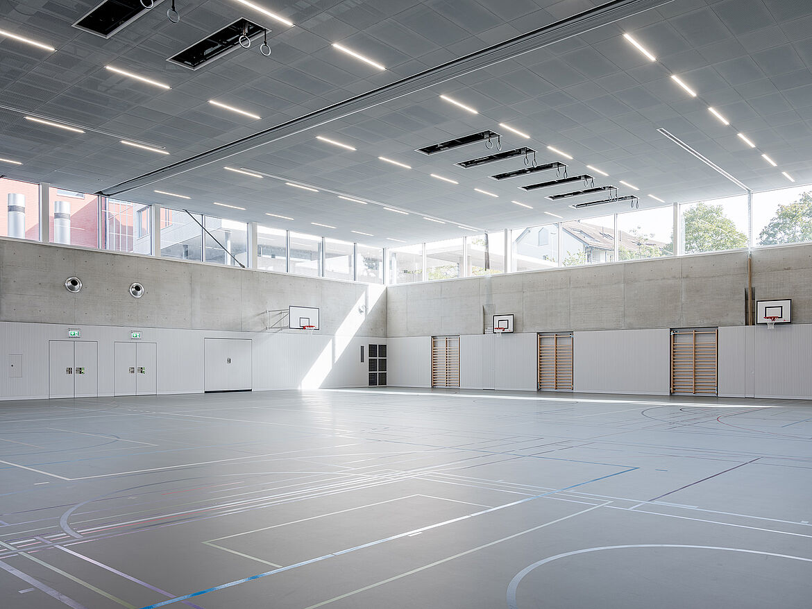 Grüze 5 Secondary School, Dübendorf [CH] | S7 RHOMBOS TAIFUN expanded metal ceiling with integrated TANGENTA-Y100 luminaire | Photo: Beat Bühler Photography