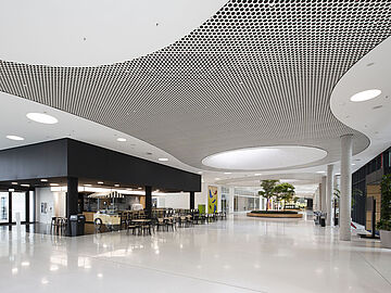 LOOP design ceiling with integrated PUNTEO-J60 downlights |  Atruvia AG, Karlsruhe [DE]